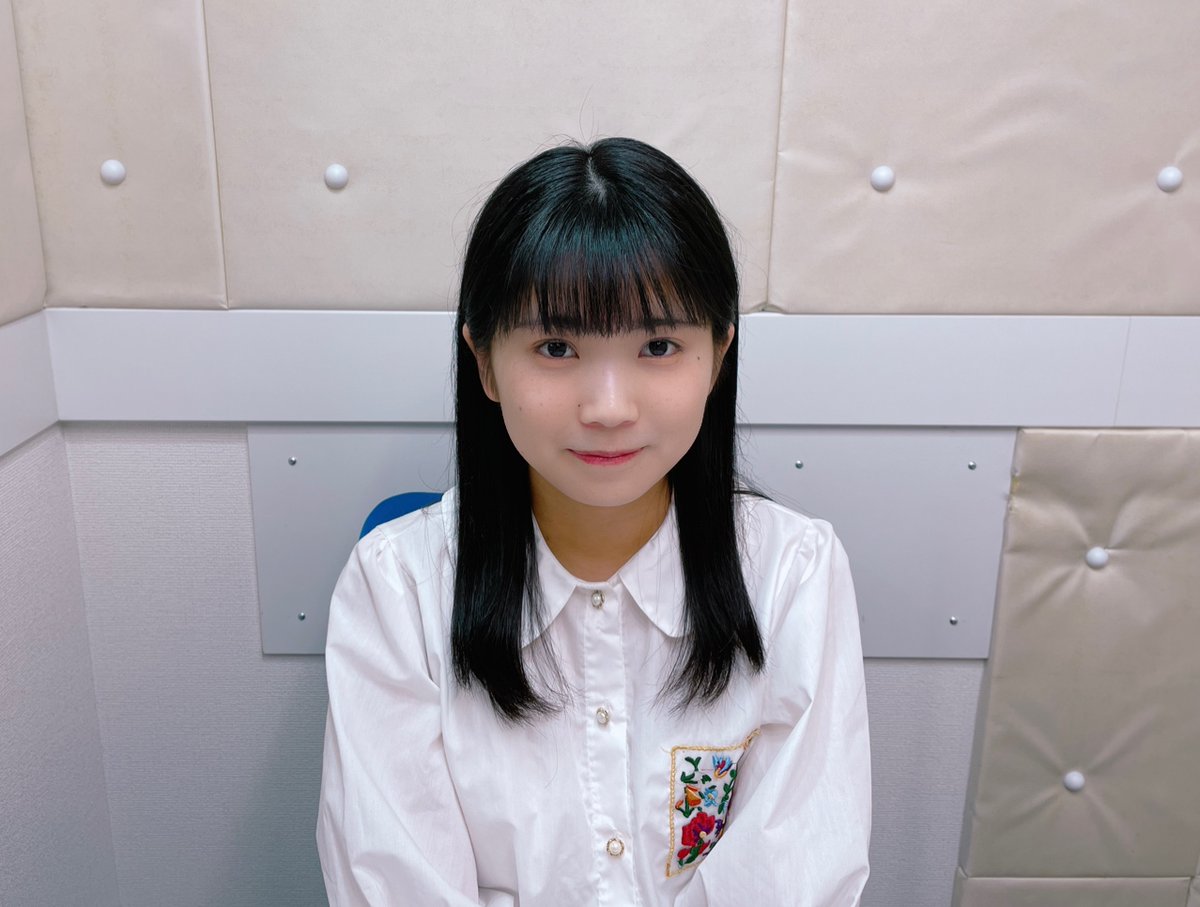 第1期广播录制时，西条和穿着白色上衣坐在录音室里。
