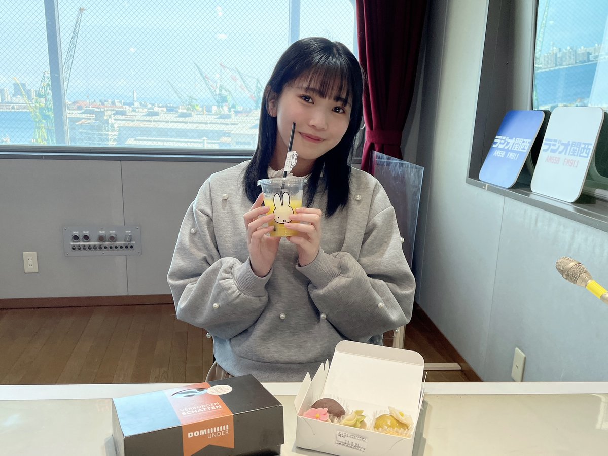 第100期广播录制时，西条和在录音室端着饮料微笑。